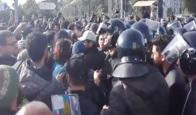 تونس: تجمع المتظاهرون في قلب العاصمة يطالبون بتغيير ...