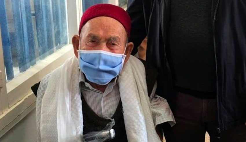 مواطن تونسي يبلغ من العمر 102 عاما تم تطعيمه ضد فيروس كورونا بالمنستير