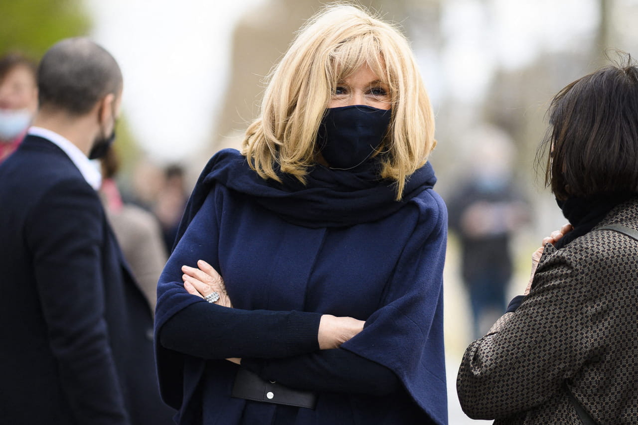 بريجيت ماكرون ، عالقة في العلم وهي تمشي في باريس [VIDEO]