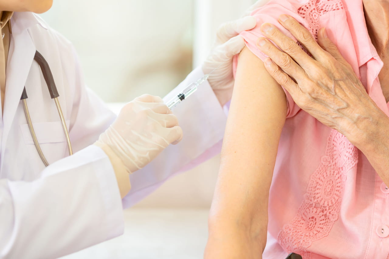 تطعيم كوفيد للمصابين بنقص المناعة: 3 جرعات ، جدول التطعيم