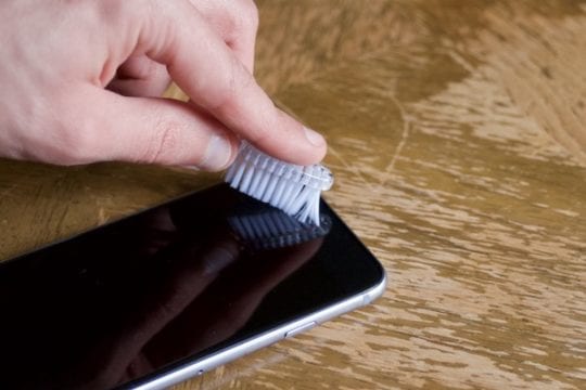 استخدام فرشاة أسنان ناعمة لتنظيف ميكروفون iPhone