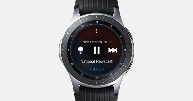 لقطة شاشة لـ Galaxy Watch مع واجهة مشغل NPR تعرض زر الإيقاف المؤقت ومعلومات عامة.