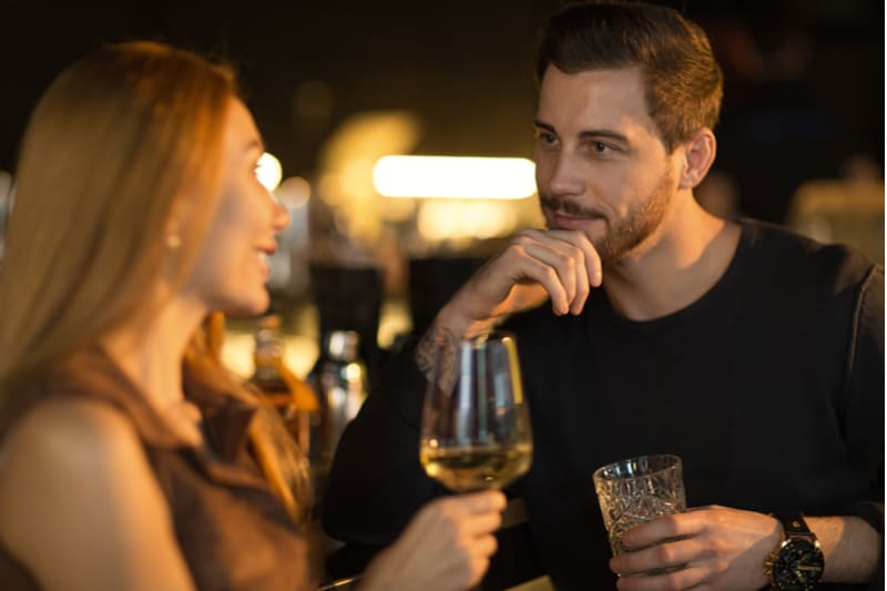رجل وامرأة يشربان الخمر ويتحدثان