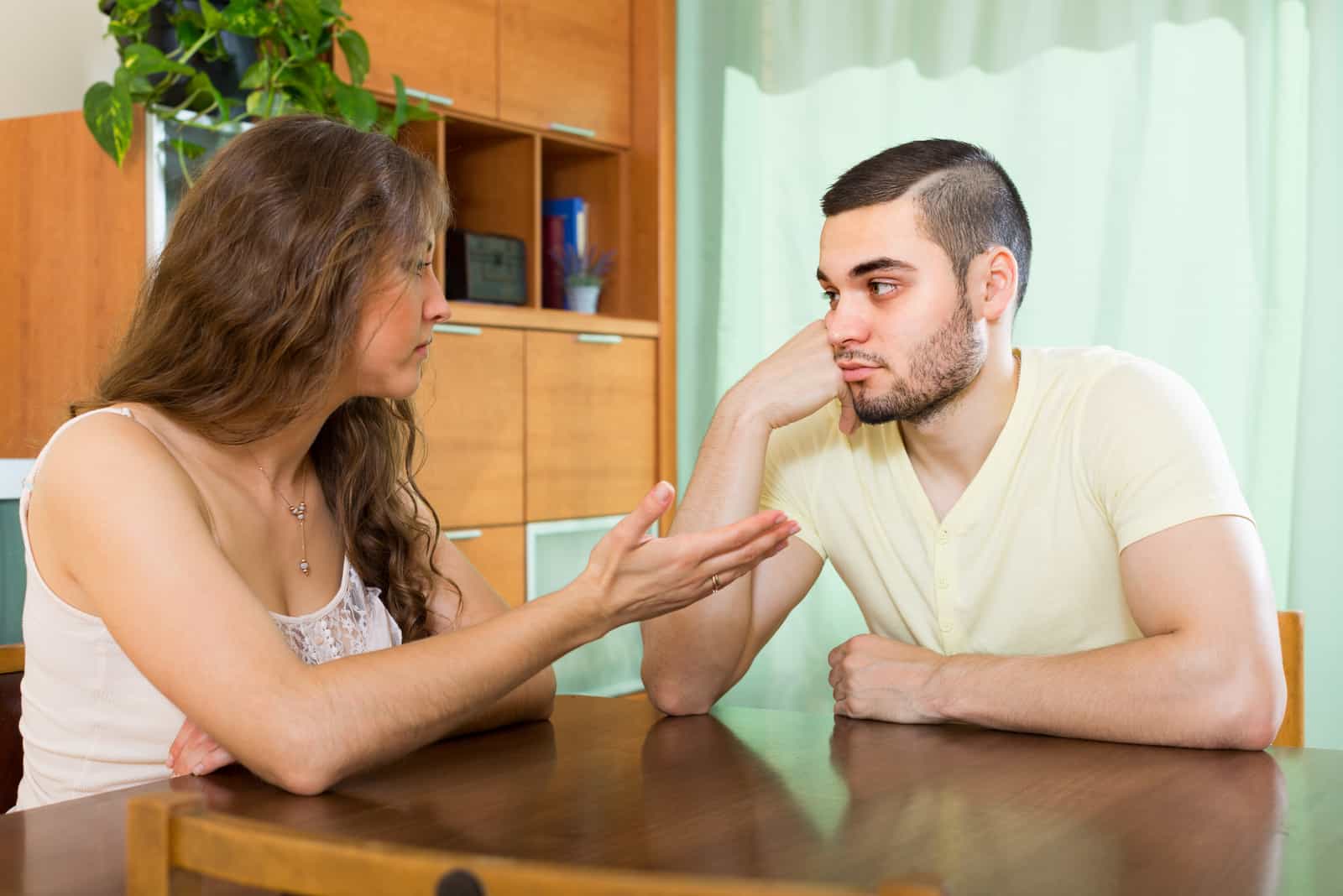 امرأة تتحدث إلى رجل ينظر إليها في حيرة