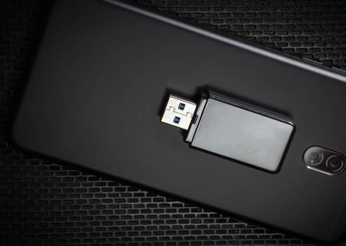 استخدم محرك أقراص فلاش USB لعمل نسخة احتياطية من جميع بياناتك الشخصية