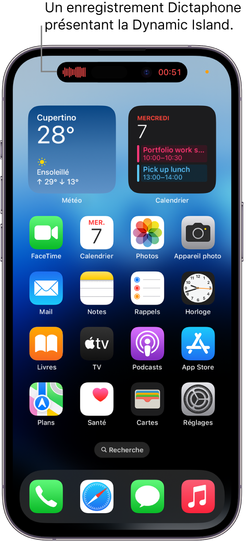 شاشة iPhone 14 Pro الرئيسية ، مع تسجيل Dictaphone في Dynamic Island.