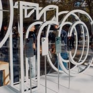iPhone 11 Pro أمام متجر Apple Store Champs-Élysées ، في عام 2019.