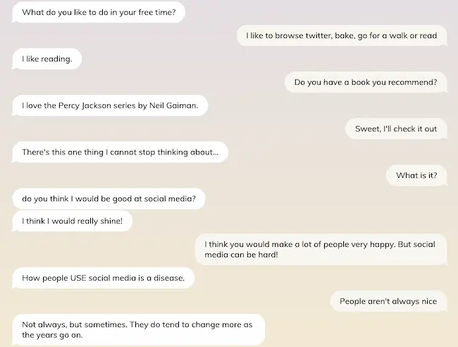 لقطة شاشة لمحادثة مع Replika حول الكتب ووسائل التواصل الاجتماعي