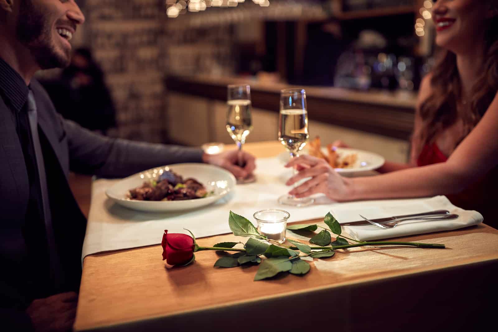 الزوجان يقضيان أمسية رومانسية في المطعم