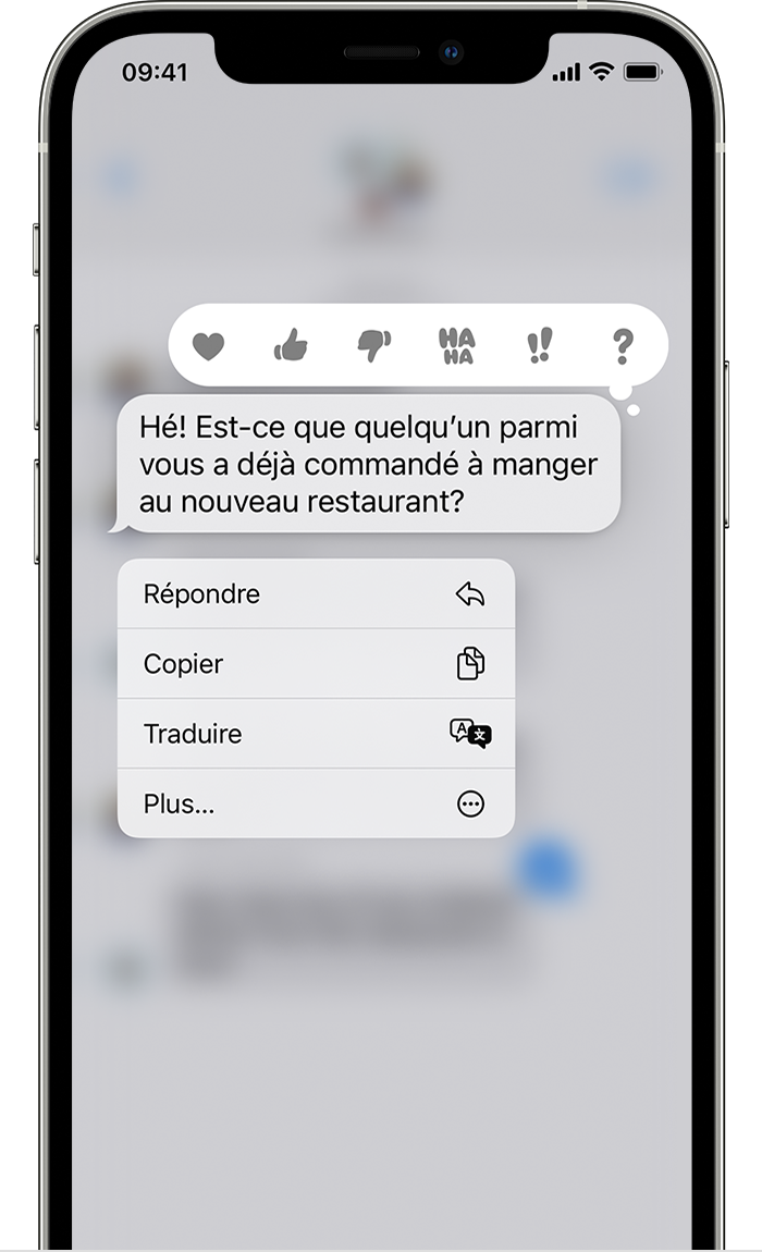 يعرض iPhone قائمة الاستجابة داخل التطبيق التي تم الحصول عليها بعد لمسة طويلة على فقاعة رسالة.