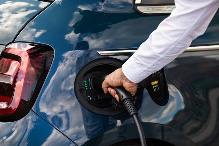 إن إيماءة إعادة شحن سيارتك الكهربائية ليست تافهة كما قد تبدو: يمكن أن يكون لها تأثير على عمر البطارية.