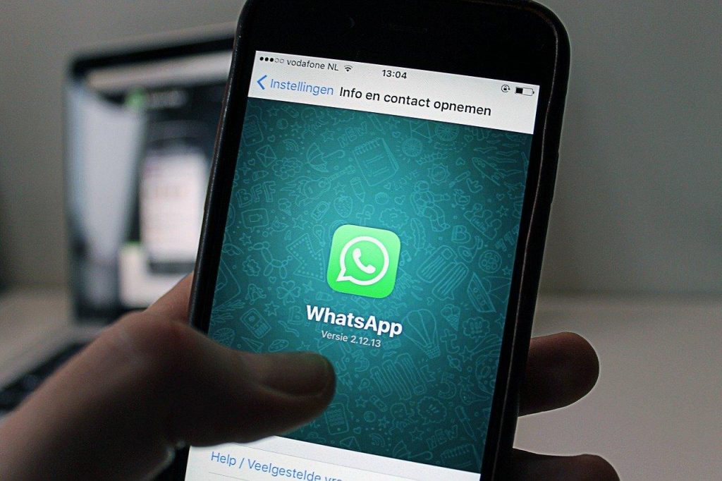 من يستخدم WhatsApp Business؟